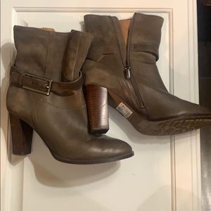 Clarks Women's Kacia Garnet Boots Taupe Combo